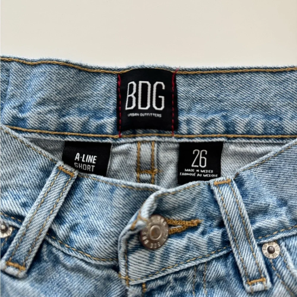 BDG Urban Outfitters Women’s A Line Jean Shorts Size 26 Light Blue Distressed - Picture 2 of 5